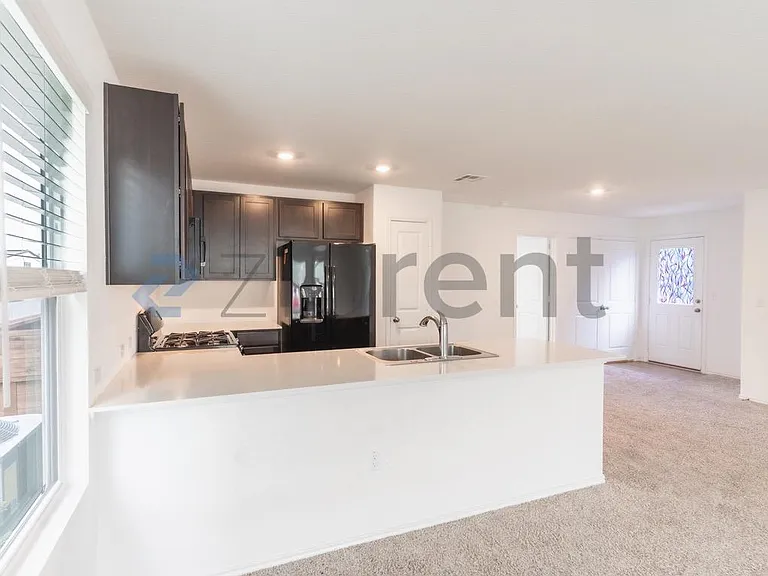 889 Powell St — Photo 4