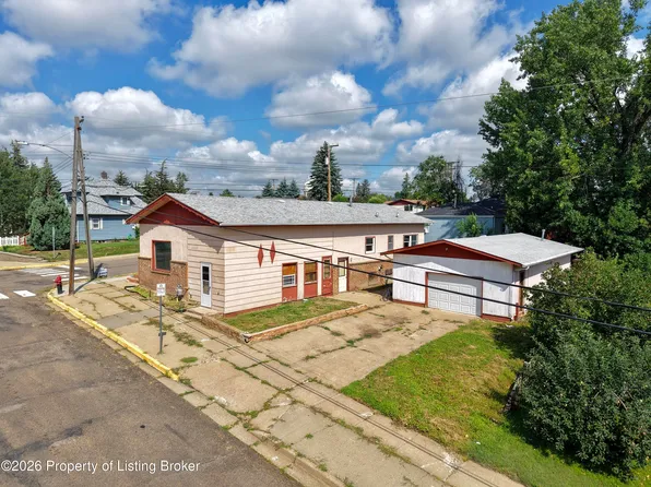 302 6th Ave E, Dickinson, ND 58601