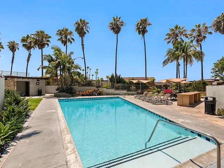 Seahaus pool and grill area