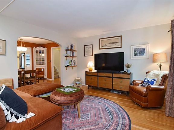 4th image of 2658 Canterbury Rd