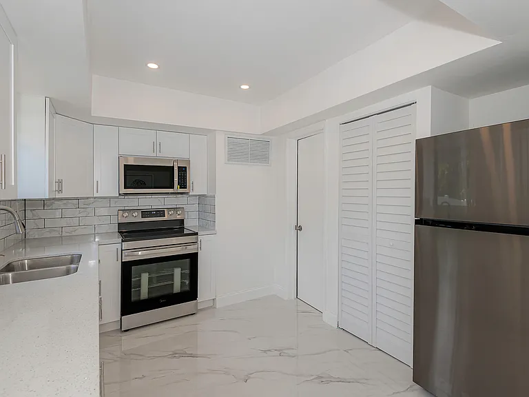 425 SW 18th Ave #425 — Photo 10