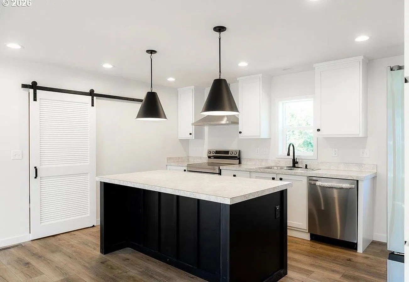 Brand-New 4 Bedroom Riverfront Home — Photo 4