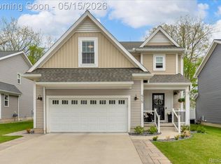 515 S Winding Dr, Waterford, MI 48328