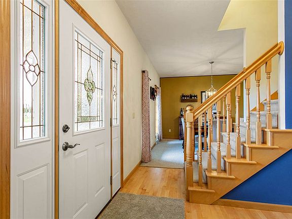 Foyer partially open stairs