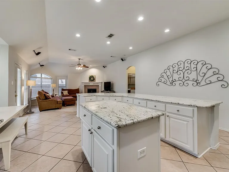 808 Amber Ct — Photo 6
