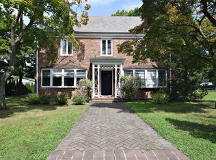 25 Old Mill Rd, Great Neck, NY 11023