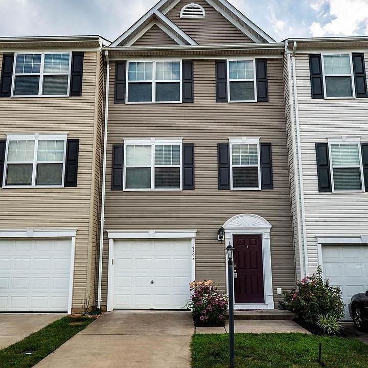 Exterior (Front) Garage Parking