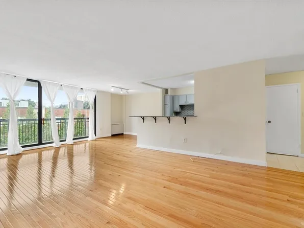 60 Longwood Ave APT 402, Brookline, MA 02446
