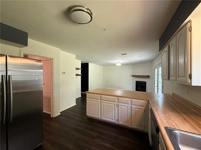3 bed, 2.5 bath, 1900 sqft, $1,900 — Photo 3
