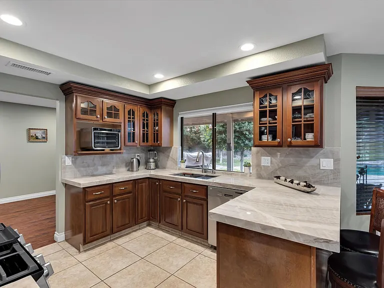 2929 Pleasant Lake Dr — Photo 10
