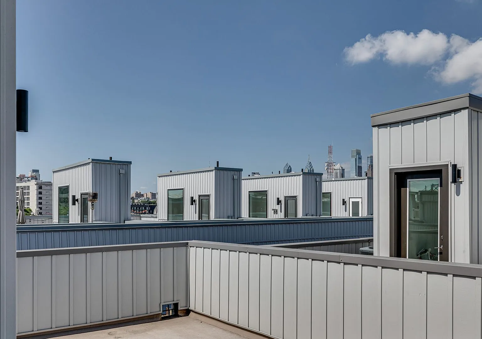 Northern Liberties Townhome with Parking — Photo 4