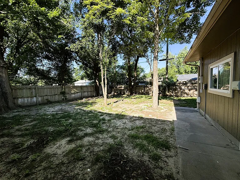 3147 S Gordon Ave — Photo 16
