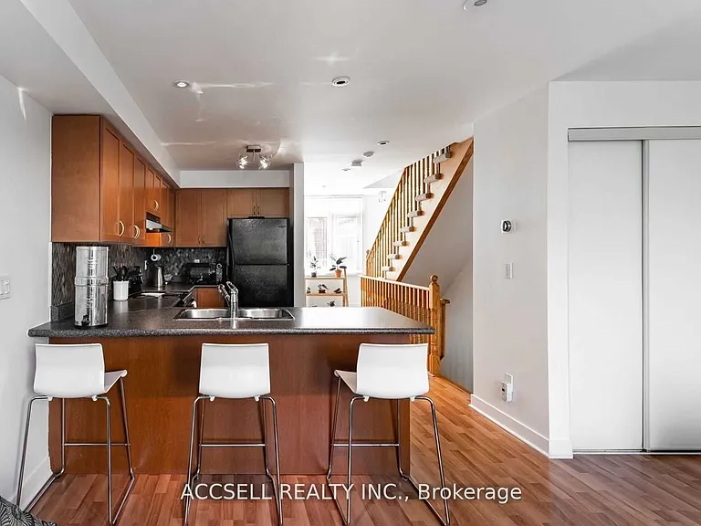 3400 Lake Shore Blvd W #229 — Photo 4