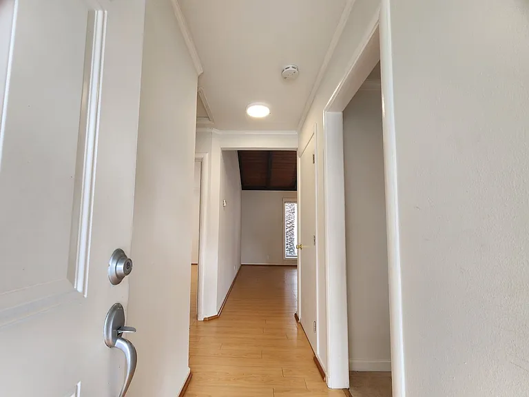 Check out this cozy 2-bedroom, 1-bathroom apartment located in the heart of Mountain View! — Photo 2