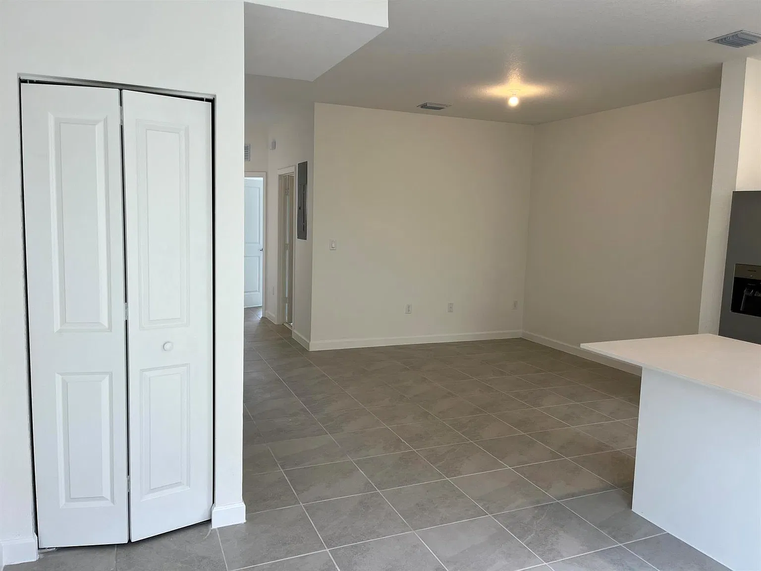 3 bed, 1334 sqft, $2,400 — Photo 4
