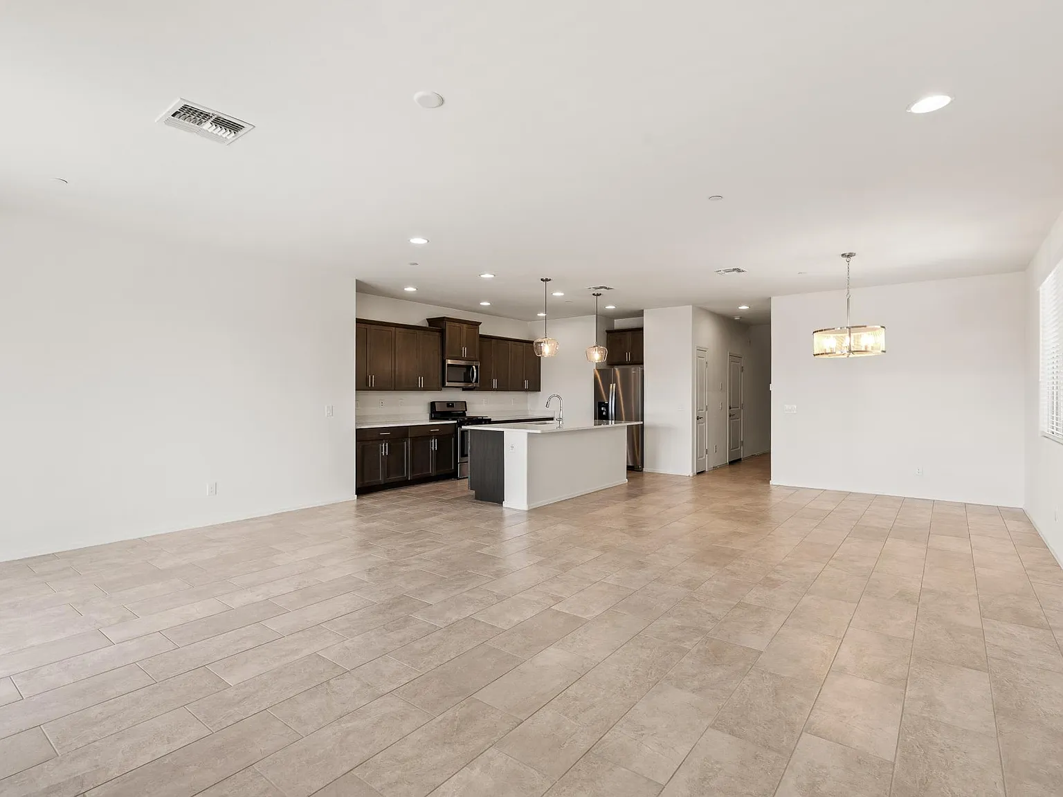5 bed, 2920 sqft, $3,200 — Photo 3