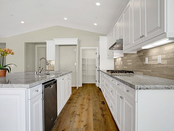 3rd image of 7996 Auberge Cir
