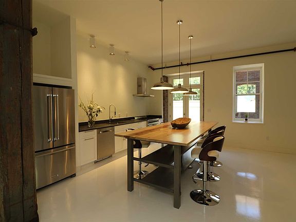 3rd image of 11 Creek Dr Unit 101