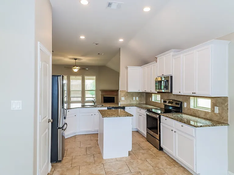 1913 Chimney Dr — Photo 7