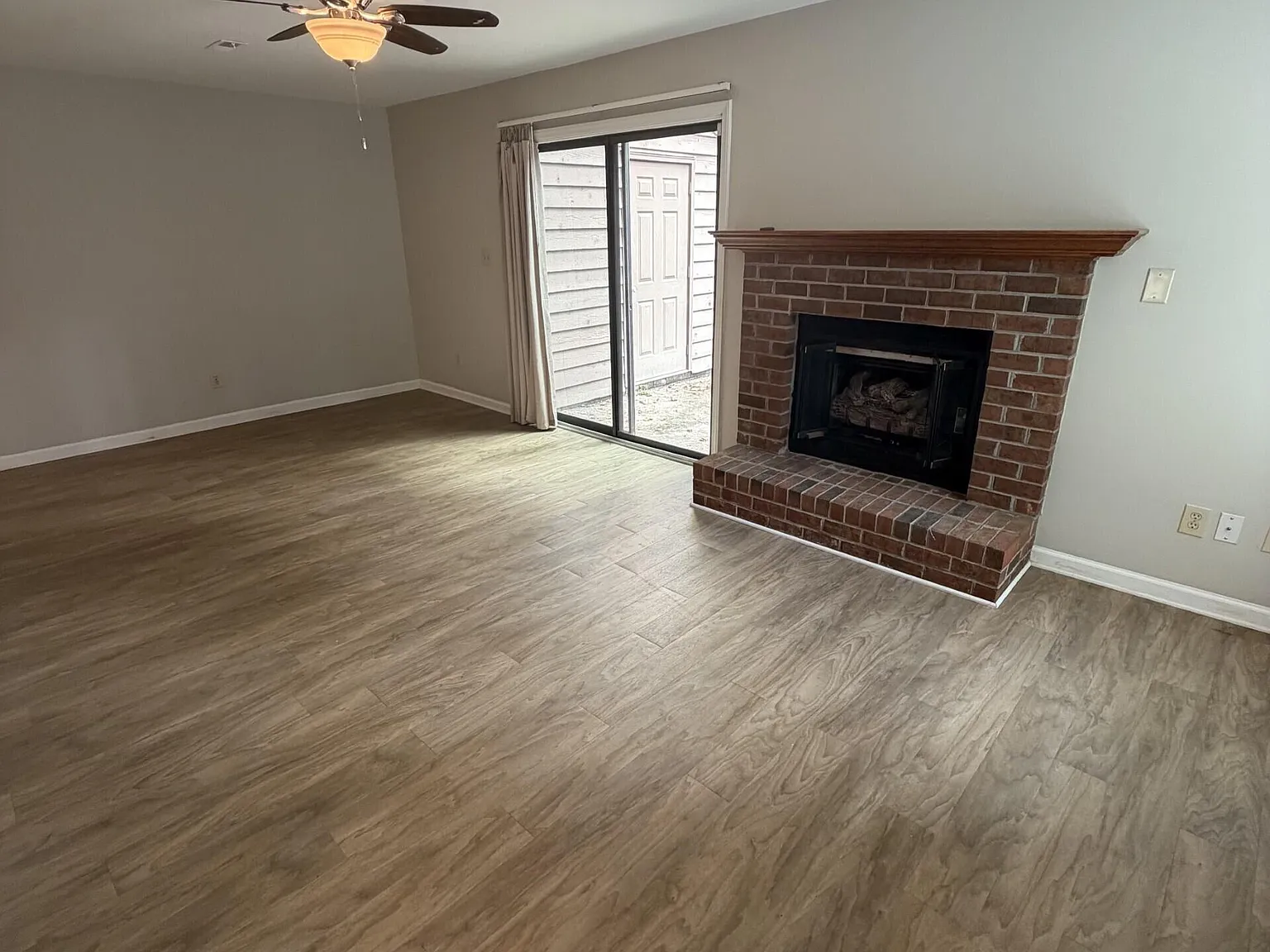 2 bed, 2.5 bath, 1352 sqft, $1,300 — Photo 2