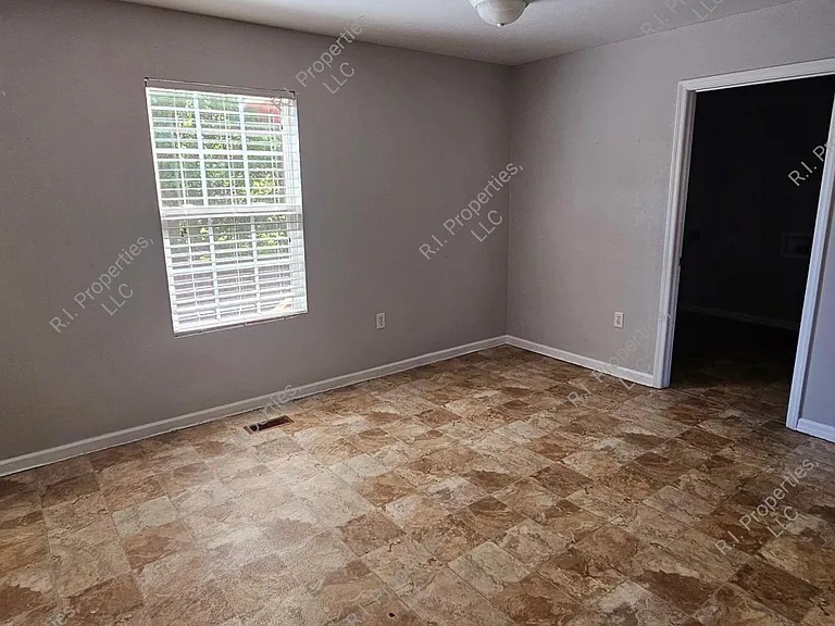 2080 Railroad St #2 — Photo 8