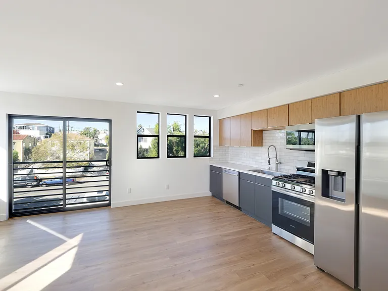 1858 S Redondo Blvd #5/6 — Photo 6