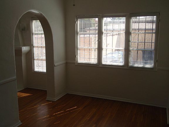 4th image of 7464 Oakwood Ave