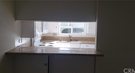 pass thru to kitchen, breakfast bar