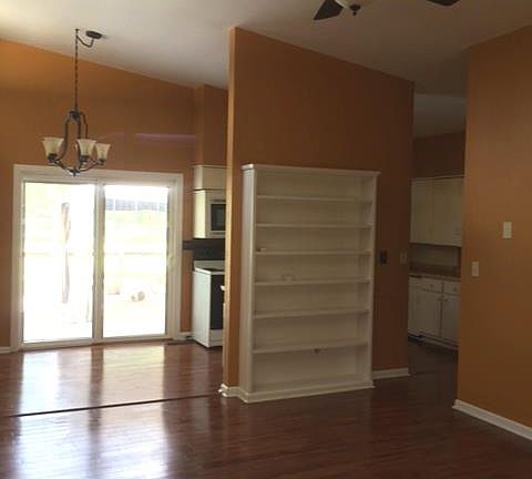 3rd image of 1406 Sherwood Dr