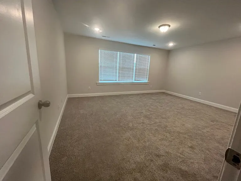 330 Old Grove Ln — Photo 9