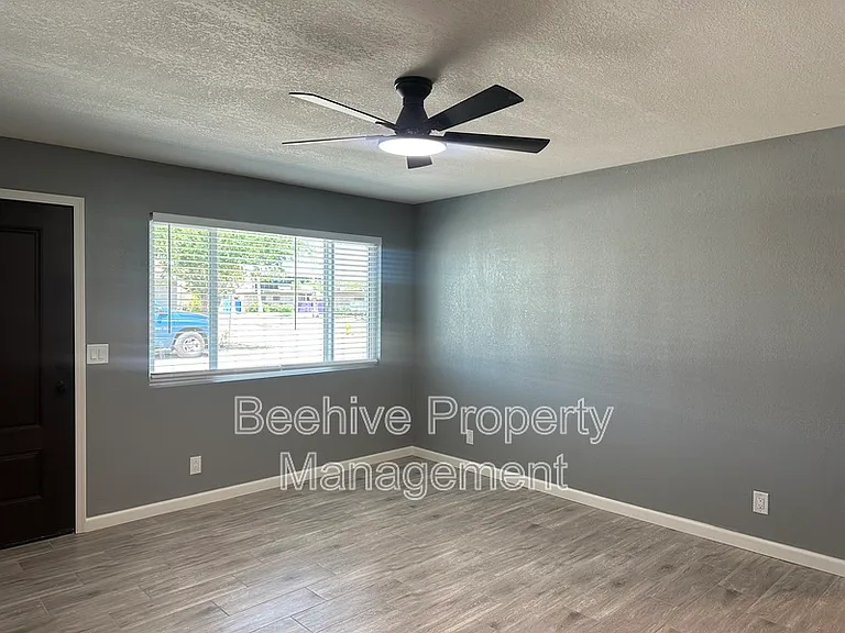 1311 W 4th St — Photo 3