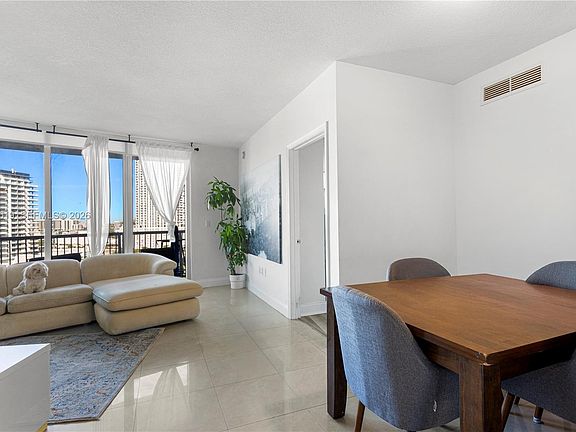 3rd image of 1750 N Bayshore Dr APT 1415