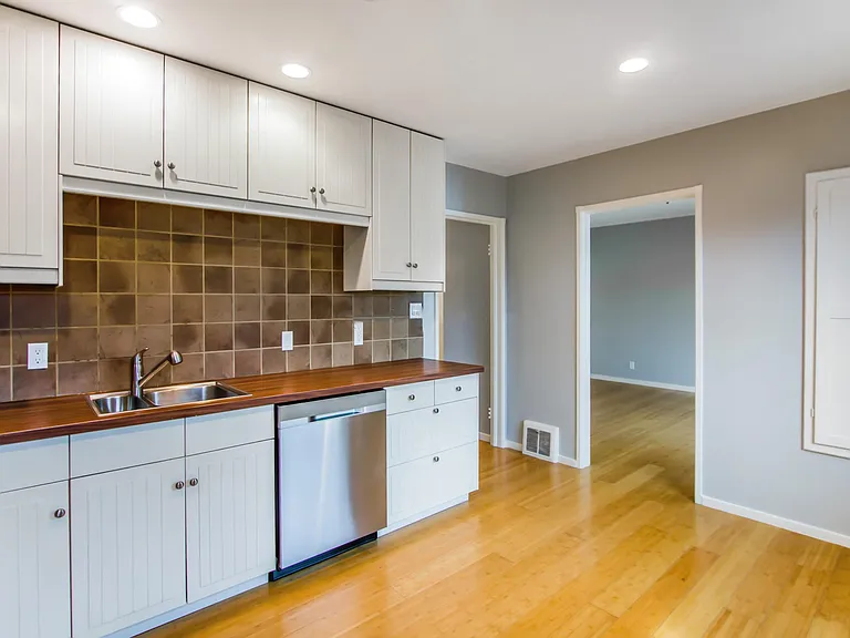 881 Dolores St — Photo 7