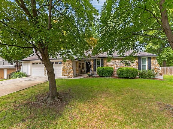 2nd image of 1104 NE Oak Tree Dr