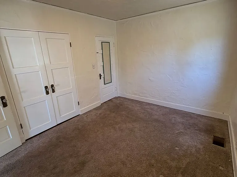 635 E Victoria St — Photo 22