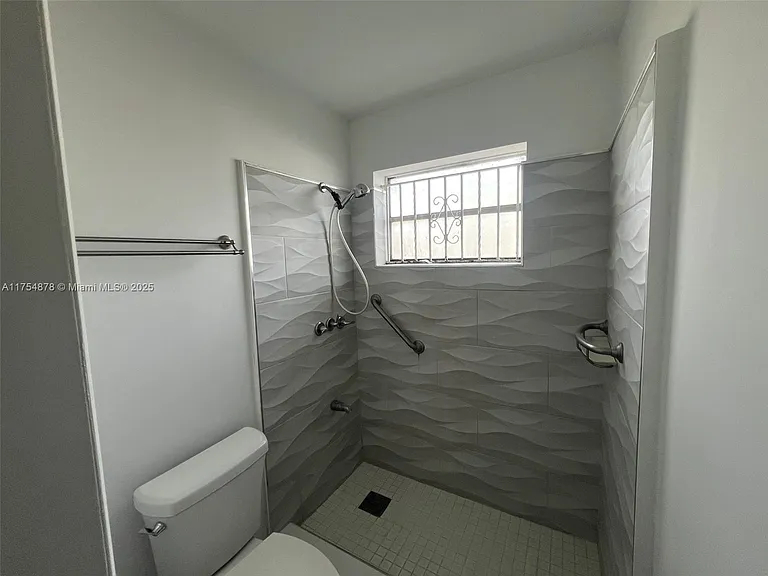 887 W 29th St #2 — Photo 5