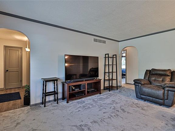 4th image of 8926 Evanston Ave