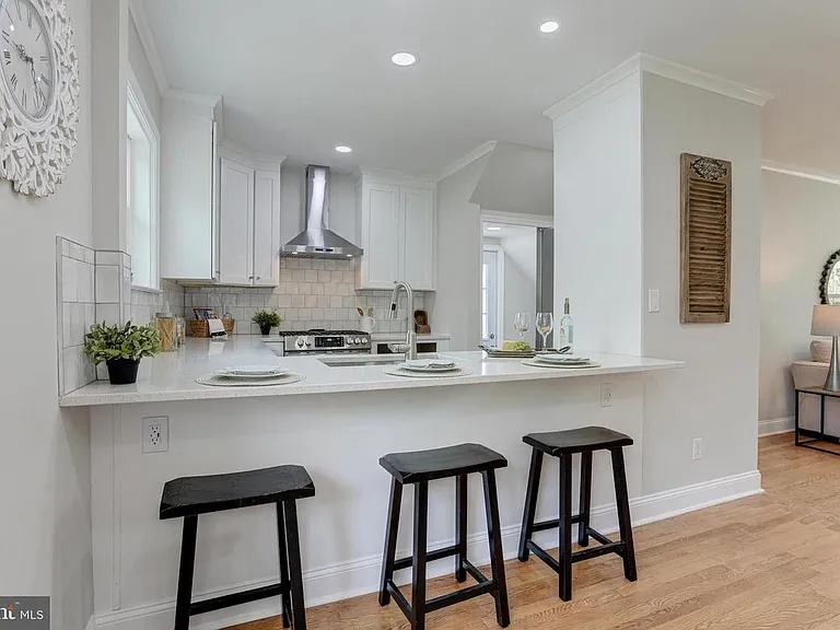 702 Kingston Rd — Photo 5