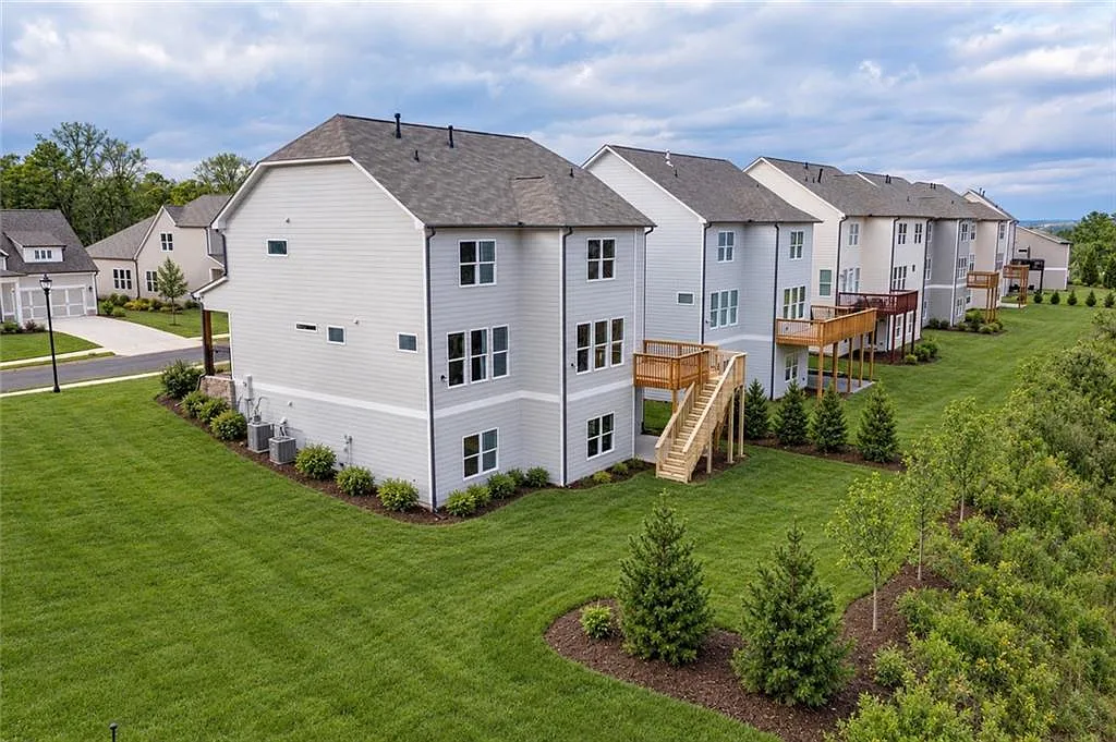 6 bed, 4.0 bath, 4867 sqft, $4,800 — Photo 3
