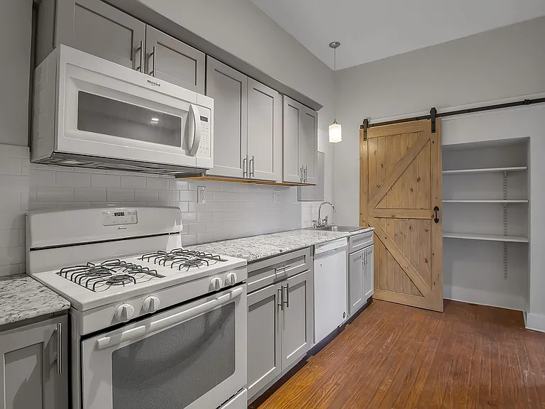 215 Allen St — Photo 22