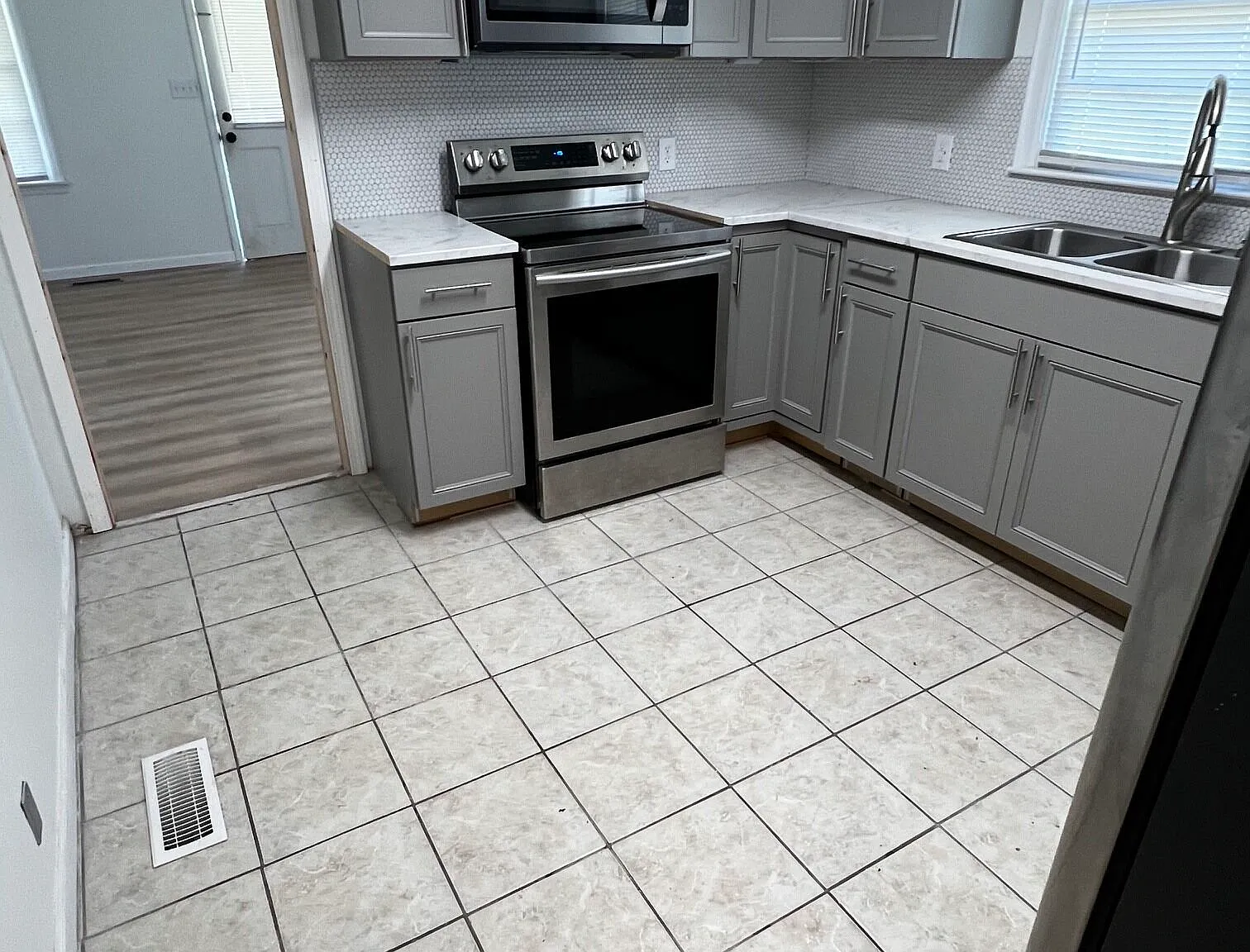 3 bed, 2.0 bath, 1260 sqft, $2,295 — Photo 2