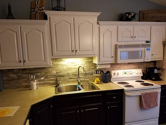 Kitchen Cabinets/Backsplash