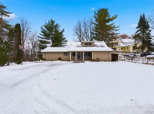 6290 Briggs Lake Dr, Brighton, MI 48116