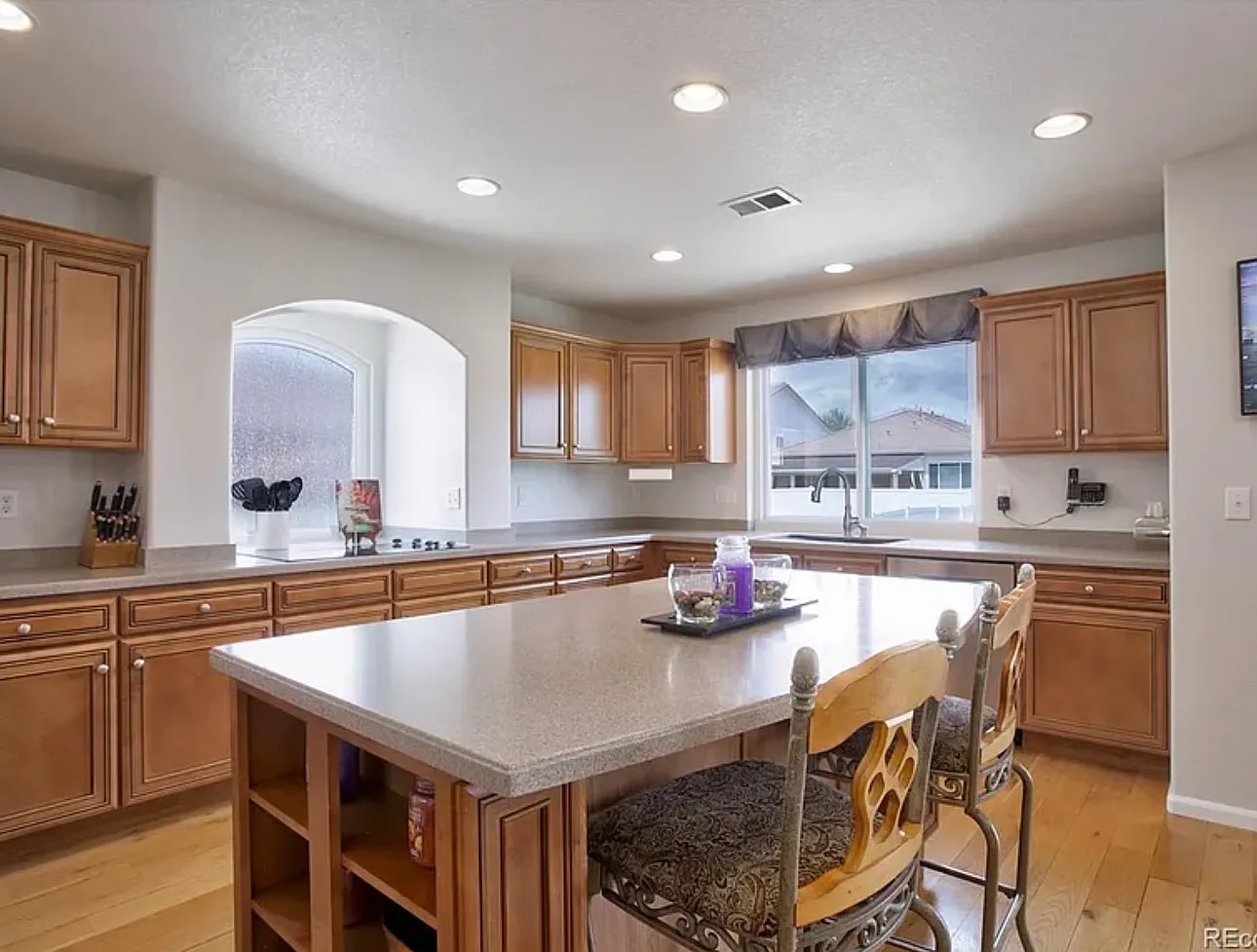 4 bed, 5132 sqft, $4,200 — Photo 4