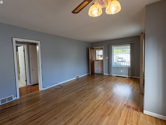 4th image of 3204 SE 64th Ave