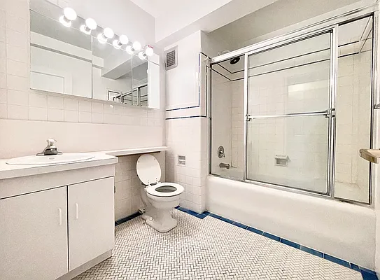 Rented by Manhattan Realty Group | media 8