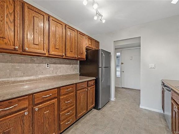 3rd image of 4 Heritage Dr Unit A