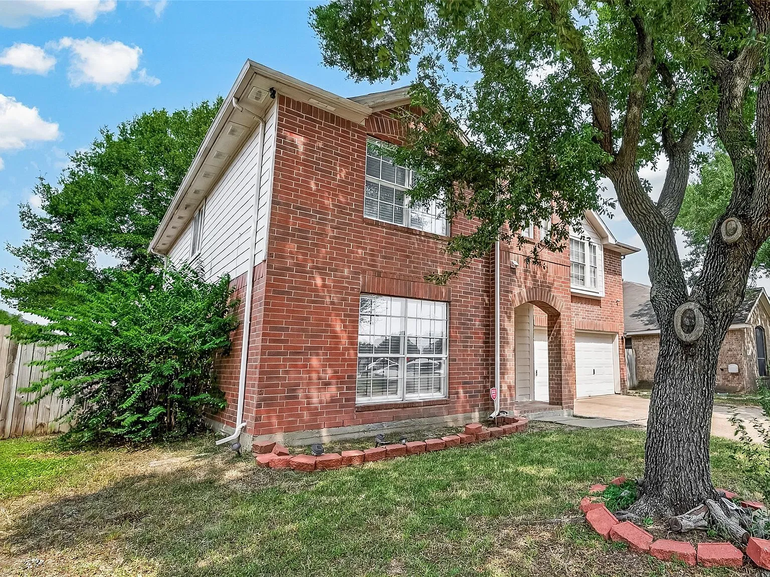 4 bed, 2.5 bath, 2744 sqft, $2,400 — Photo 2