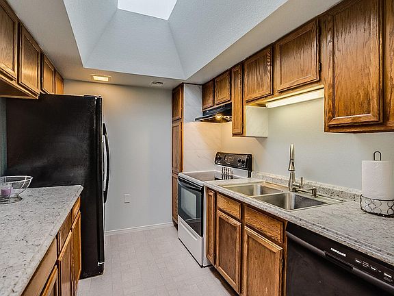2nd image of 1686 W Dalehaven Cir