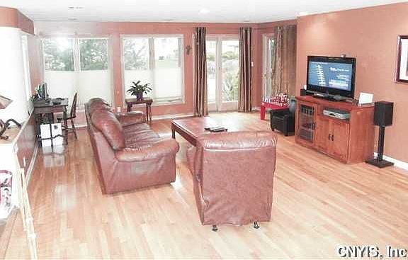 5th image of 102 Tilden Dr